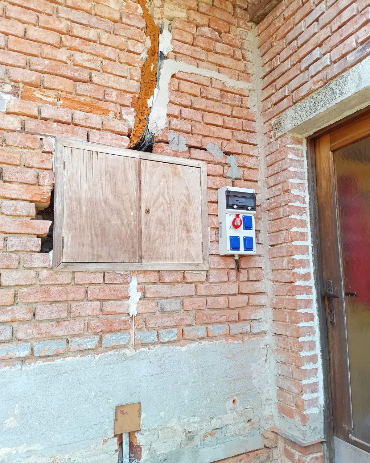 Podružný rozvaděč osazený na cihlové stěně, nový přívod vedený drážkou ve zdivu